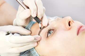 Obraz na płótnie Canvas Microblading eyebrows workflow in a beauty salon 
