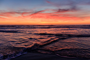 Obraz premium fiery sunset on ocean beach in san francisco