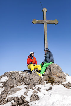 Ski holiday, Skiers resting on mountain peak, Sudelfeld, Bavaria, Germany