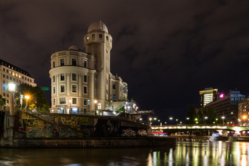 Fototapeta na wymiar Urania Sternwarte in Wien am Donaukanal bei Nacht