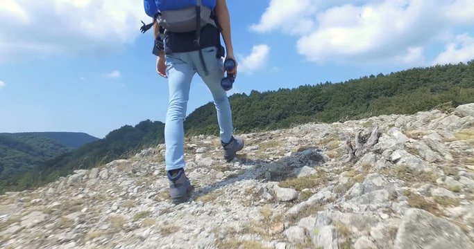 Esploratore sta scalando una montagna