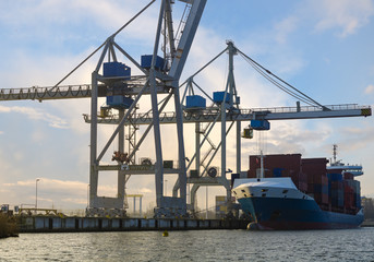 Fototapeta na wymiar seaport ,unloading of merchant ships