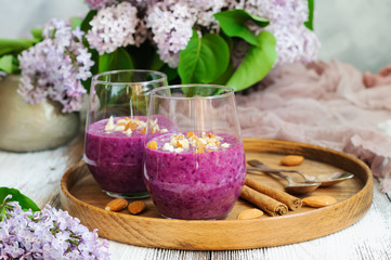 Obraz na płótnie Canvas Blueberry oatmeal smoothies with almond in glasses