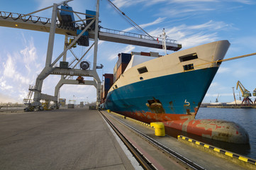seaport ,unloading of merchant ships