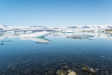 Icebergs flotando en la laguna glaciar Jökulsárlón (Islandia)
