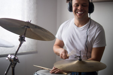 Hombre joven tocando bateria
