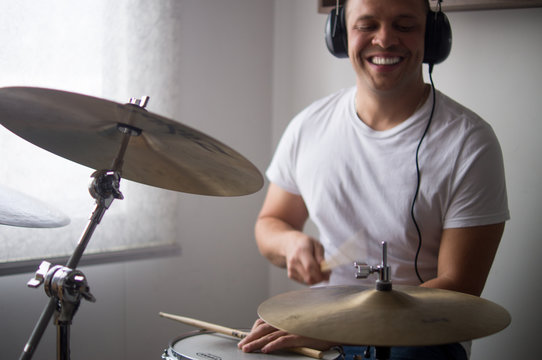 Hombre joven tocando bateria