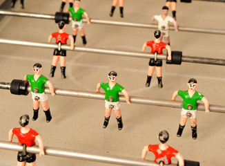 Viejo futbolín en una sala de juegos