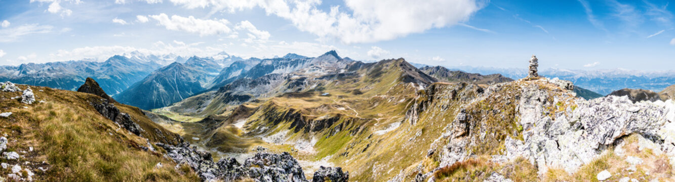 Alpenpanorama Wallis mit Steinpyramide, Alpen im Valais, la Brinta, von Vercorin nach Grimnetz, Eifischtal, Schweiz 