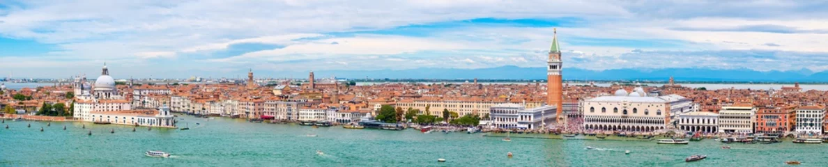 Tuinposter Panoramisch uitzicht met zeer hoge resolutie over Venetië op een mooie dag © kmiragaya