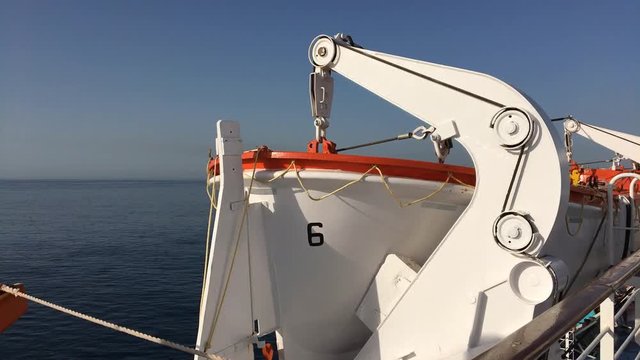 Scialuppa di salvataggio bianca in mare su traghetto