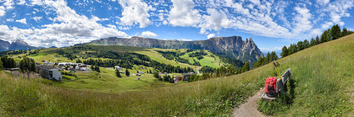 Fototapeta na wymiar Panorama Seiser Alm mit Berg Schlern