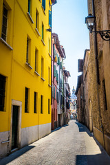 Fototapeta na wymiar Une ruelle d'Italie en été avec des couleurs chaudes