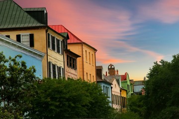 Fototapeta premium Rainbow Row to jedna z najbardziej historycznych ulic w Charleston w Południowej Karolinie, otoczona wielobarwnymi domami sprzed wojny secesyjnej.