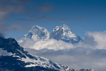 Fototapeta na wymiar Rugged Mountains Above Glacier Bay
