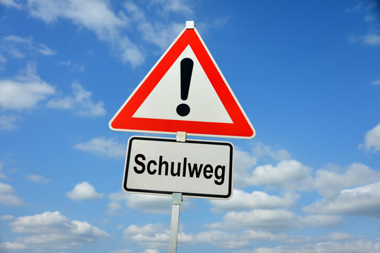 Schulweg, Schule, Sch&uuml;ler, Kinder, Schild, Achtung, symbolisch, Fu&szlig;weg, Fahrradweg, Schulbus, Elterntaxi, Stra&szlig;enverkehr, Stau, Verkehrsstau, Verkehrserziehung, Unterrichtsbeginn, Sch&uuml;lerlotse