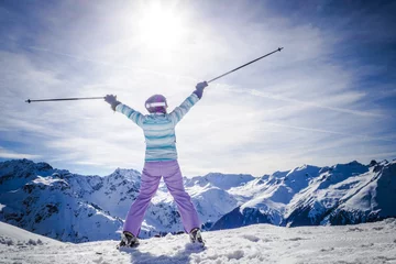Fotobehang Silhouette Portrait Frau lachend beim Skifahren © mmphoto