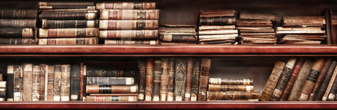 Alte B&uuml;cher im B&uuml;cherregal