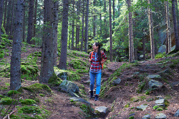Obraz premium Young pregnant female hiking along on mountain path