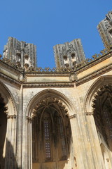Fototapeta na wymiar Portugal - Monastère de Batalha - Chapelles inachevées sous un ciel bleu