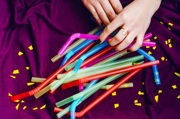 Obraz premium many bright and colorful straws for the holiday.
