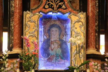 Fototapeta na wymiar Vierge à l'Enfant. Sanctuaire de Notre-Dame du Sang. Re. Italie. / Virgin and Child. Shrine of Our Lady of Blood. Re. Italy...