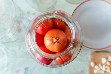 Preservation of tomatoes in jars