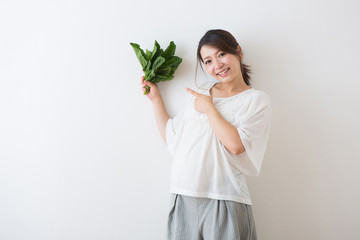 ほうれん草を持つ妊婦さん