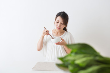 ほうれん草を食べる妊婦さん