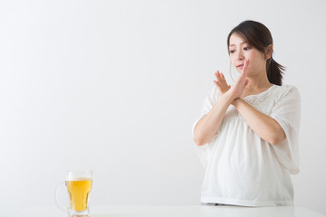 ビールを見る妊婦さん
