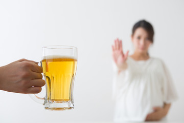 ビールを見る妊婦さん