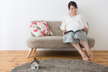 読書する妊婦さん