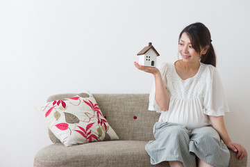 家のおもちゃを見る妊婦さん