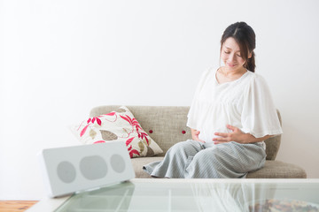 音楽を聴く妊婦さん