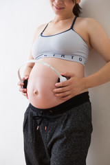 ヨガで胎教をする妊婦さん