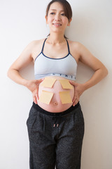 メモを貼る妊婦さん