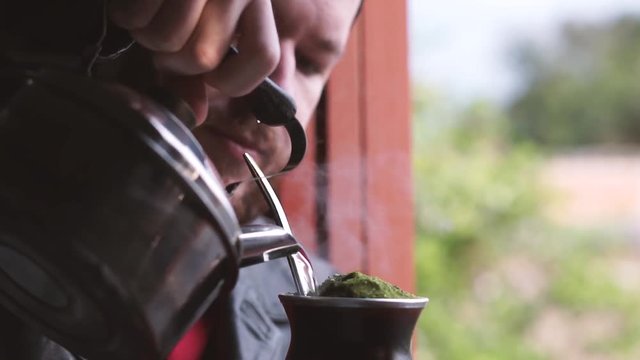Homem ga&uacute;cho com barba bebendo chimarr&atilde;o no inverno - Rio Grande do Sul - Sul do Brasil.
