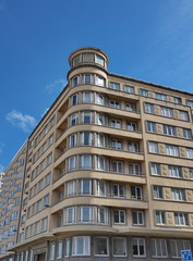 Fototapeta na wymiar Immeuble avec angle rond et balcons