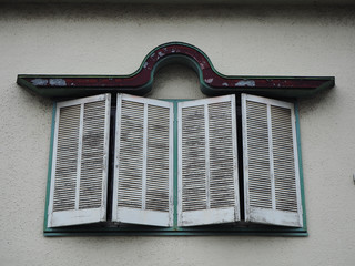 雨戸が閉じた窓