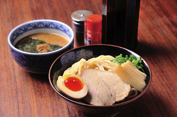 roast pork and bamboo shoots noodles