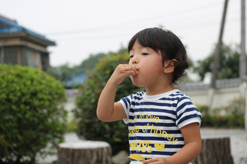 笛を鳴らす女の子