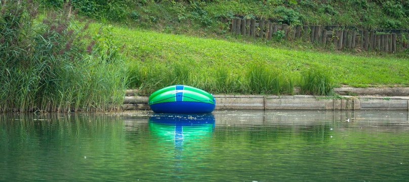 Schlauchboot am Ufer