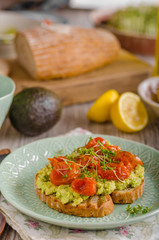 Avocado spread with tomatoes