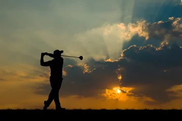 Tableaux ronds sur aluminium brossé Golf silhouette golfer playing golf during beautiful sunset