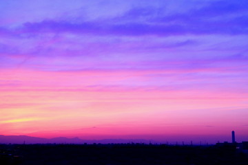 雨上がりの幻想的夕景と都会の街並み