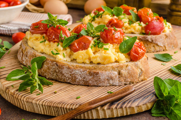 Bread scrambledd eggs