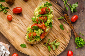 Avocado spread with tomatoes