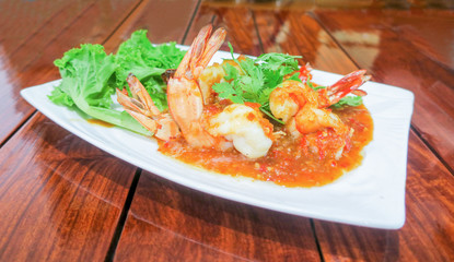 Fried shrimp with chili sauce