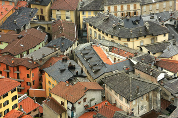 Obraz premium Le village de Varallo Sesia. Vue du Mont Sacré de Varallo Sesia. Italie. / The village of Varallo Sesia. View of Sacro Monte di Varallo Sesia. Italy...