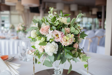 Obraz na płótnie Canvas Wedding decor. Flowers in the restaurant, table setting